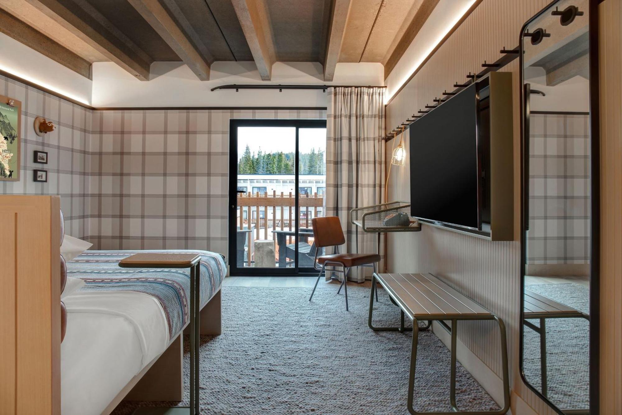 Moxy Banff Hotel Exterior photo