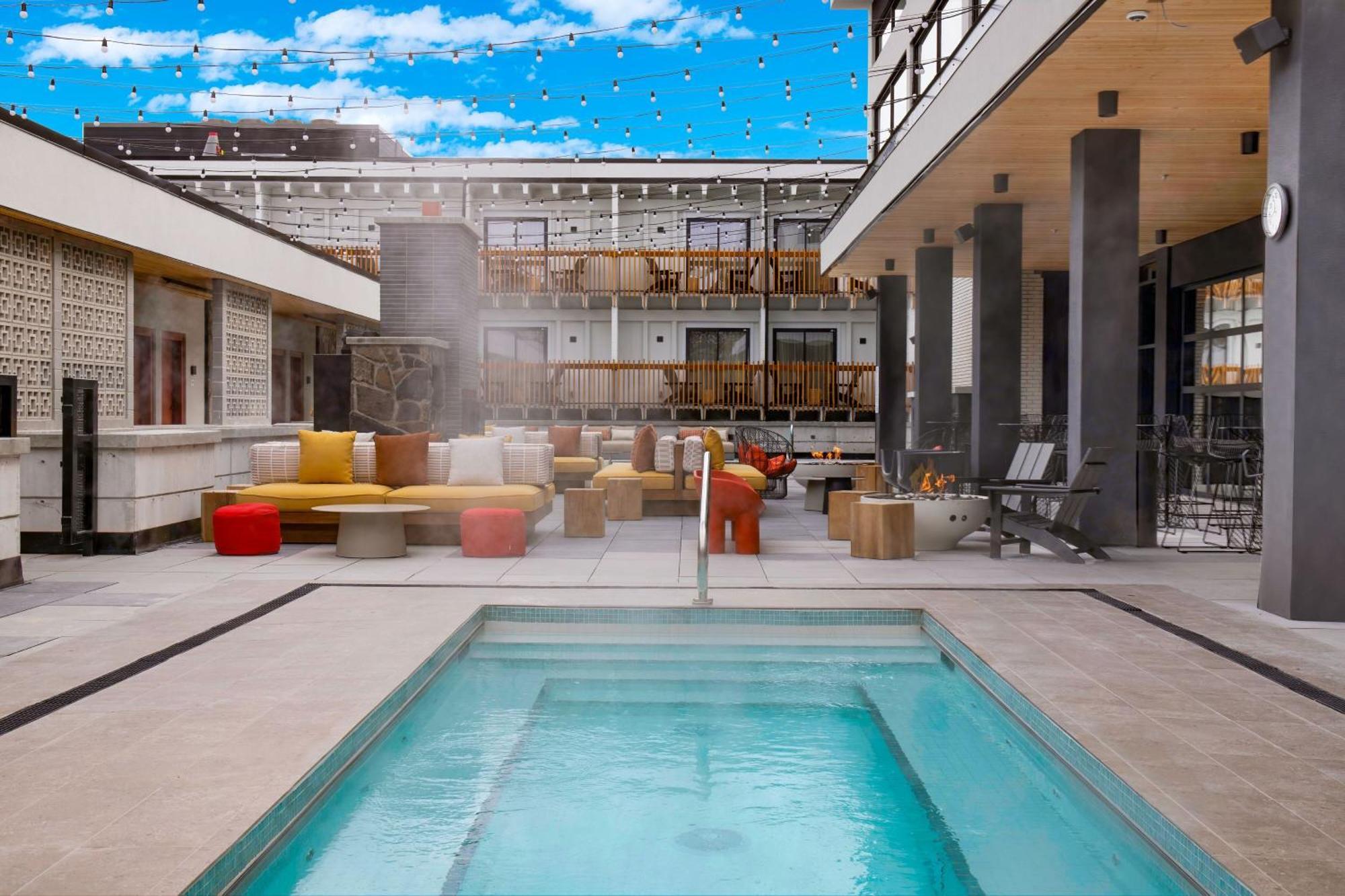 Moxy Banff Hotel Exterior photo